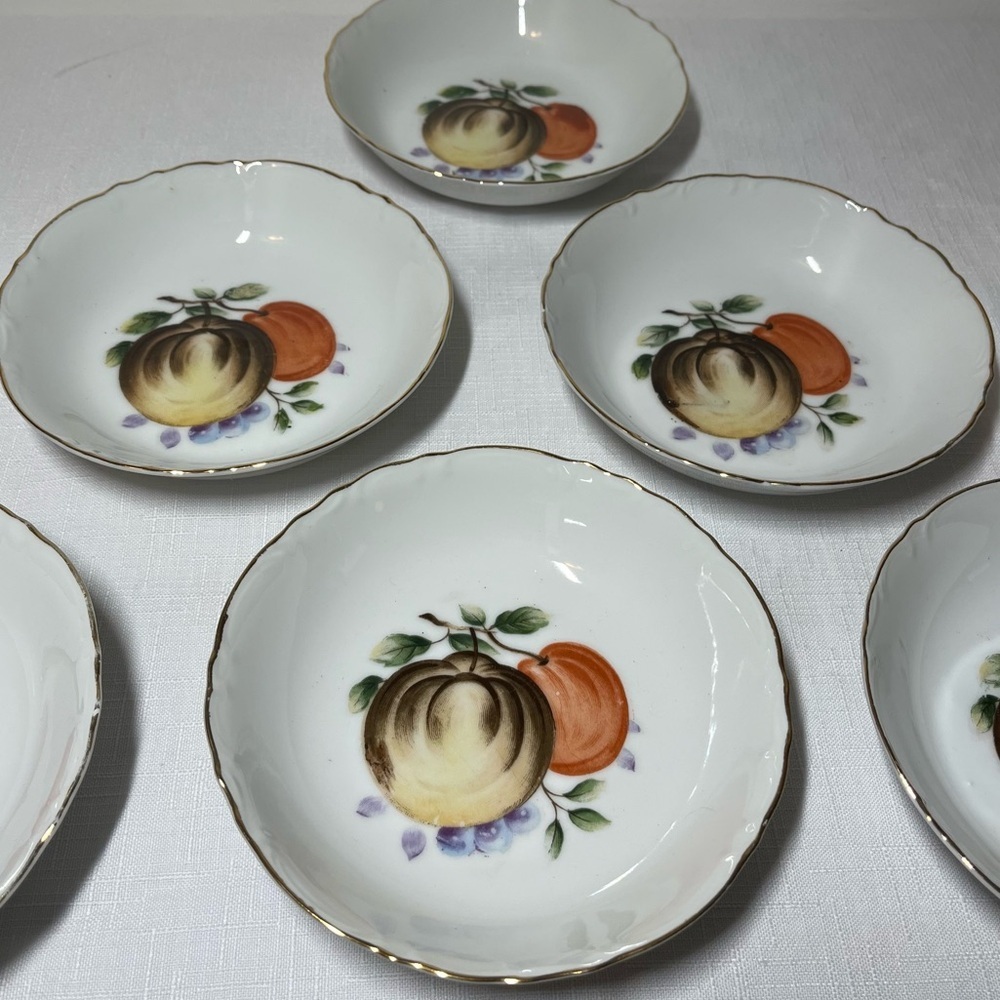 1930's Porcelain Fruit Dessert Bowls. Set of 8. Made in JAPAN. GOLD RIM. Antique